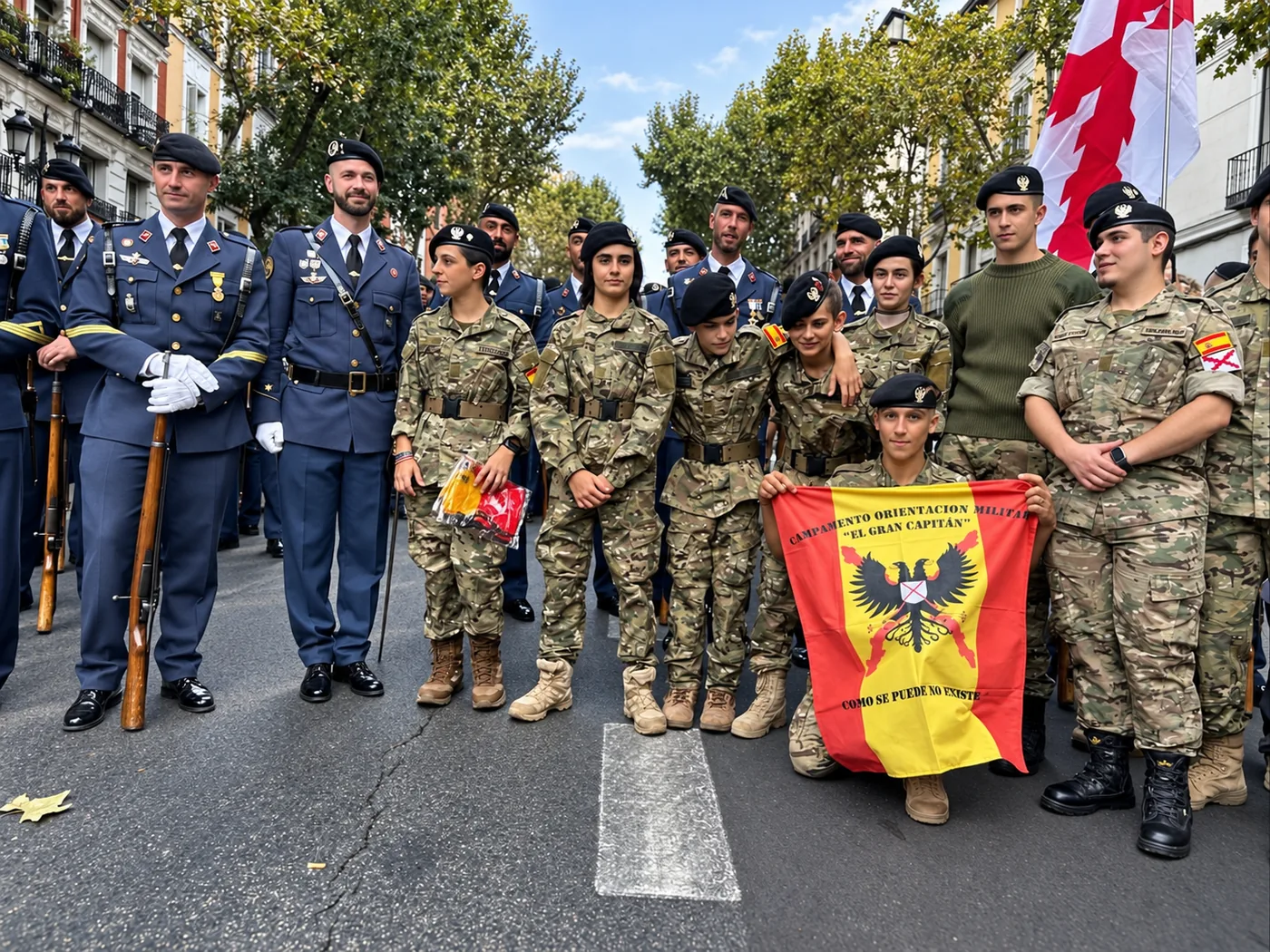 Acampados y mandos del campamento con la bandera del Gran Capitán en el desfile del 12 de octubre en Madrid