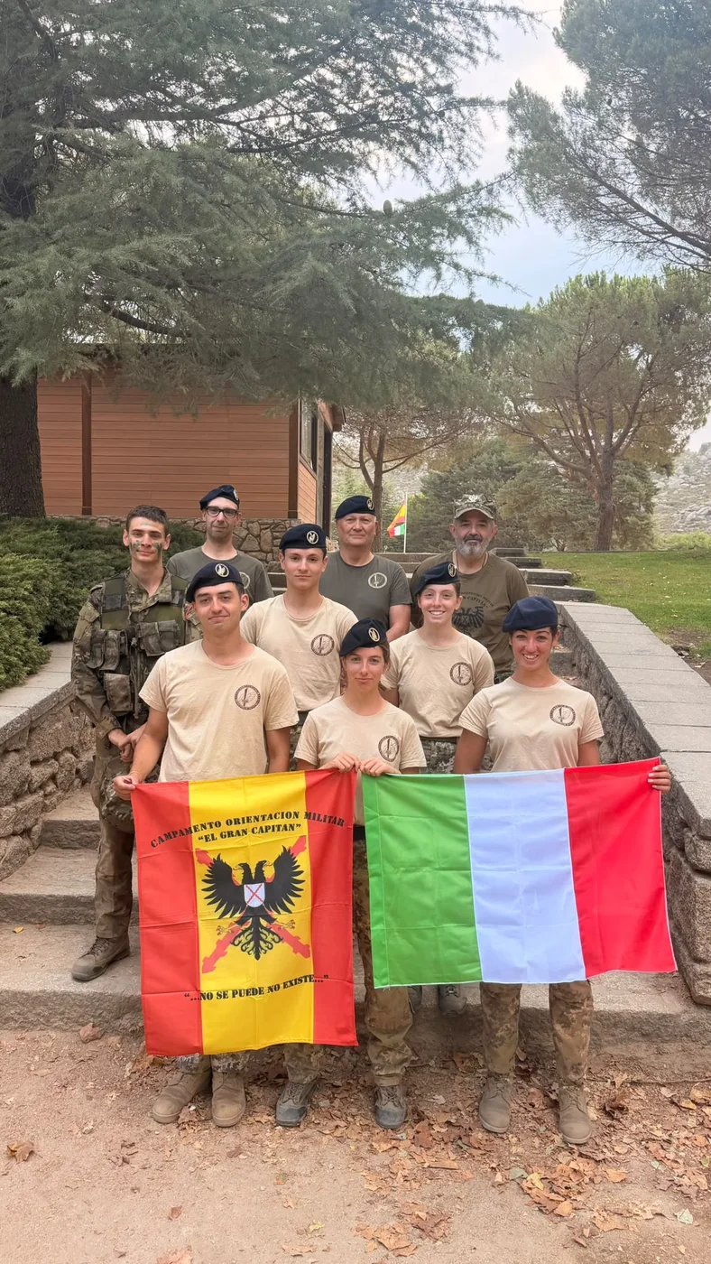 Cadetes italianos y del campamento El Gran Capitán con la bandera española del campamento y la bandera de Italia