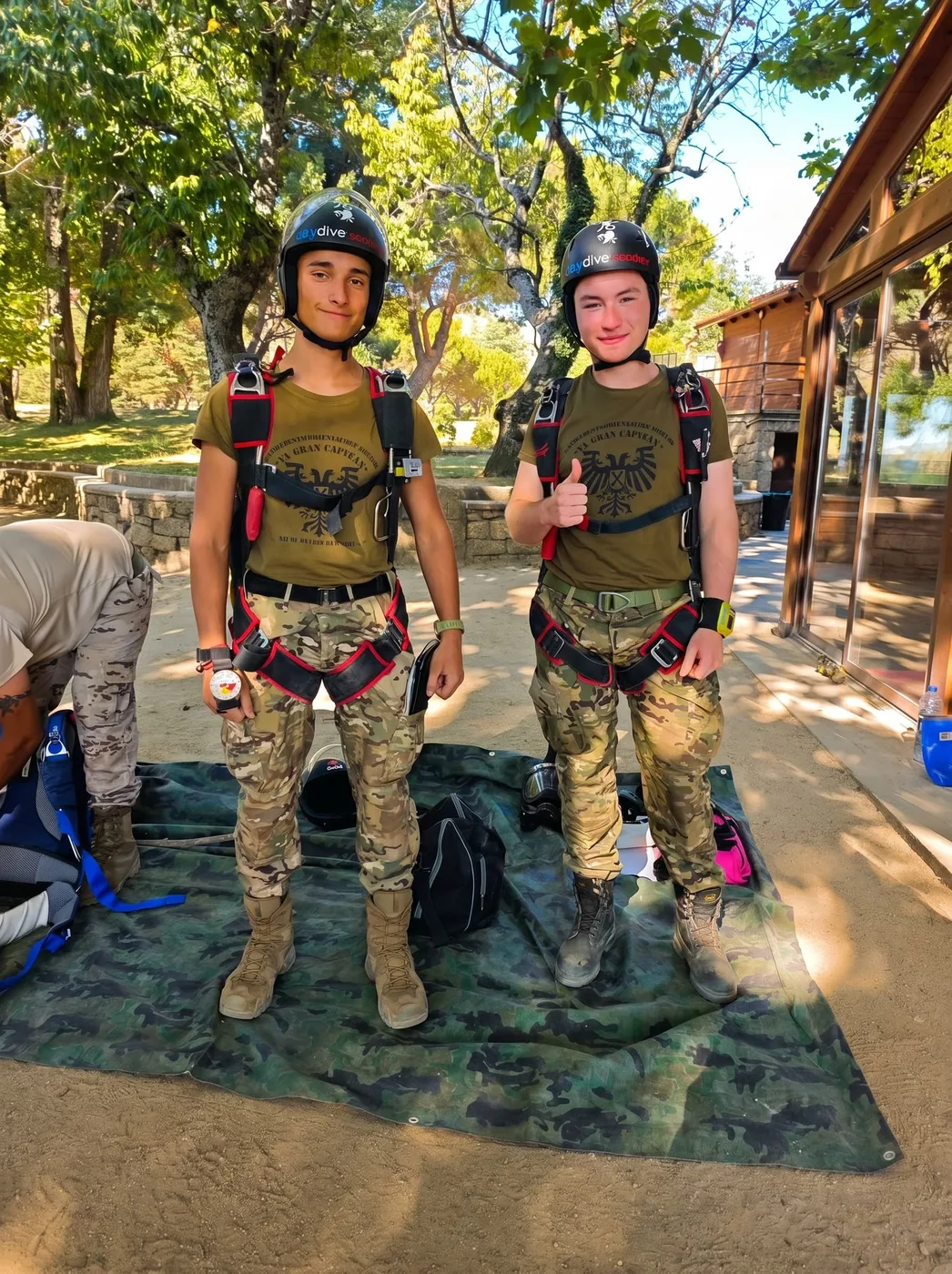 Dos acampados equipados con arnés y casco, listos para la altura