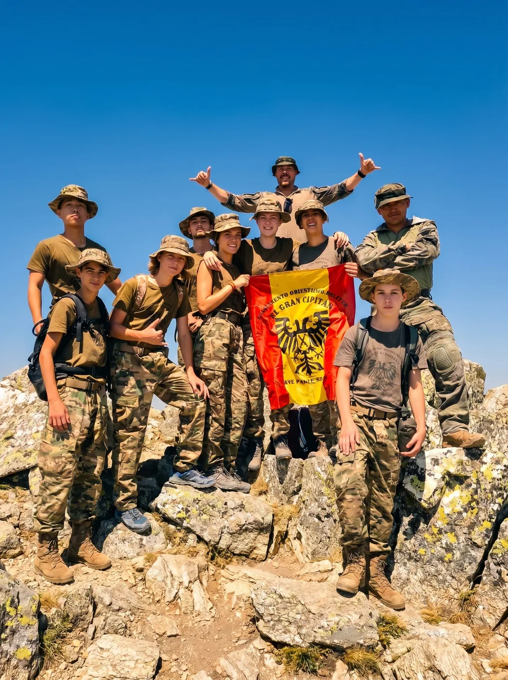 Grupo en la cumbre con la bandera del campamento El Gran Capitán