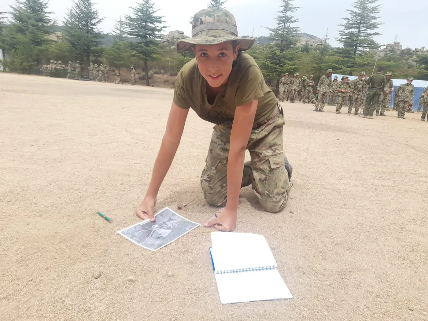 Acampado leyendo un mapa topográfico en el campo de orientación